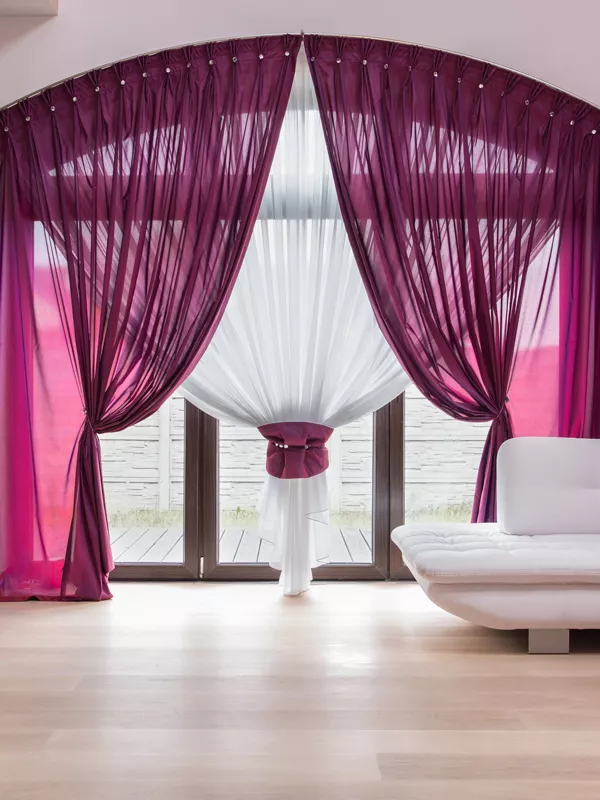 Bild zeigt modische Vorhänge, violett und weiß