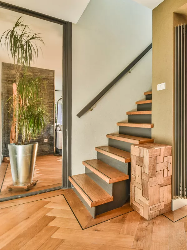 Bild zeigt eine Treppe und den Bodenbelag in Echtholzparkett