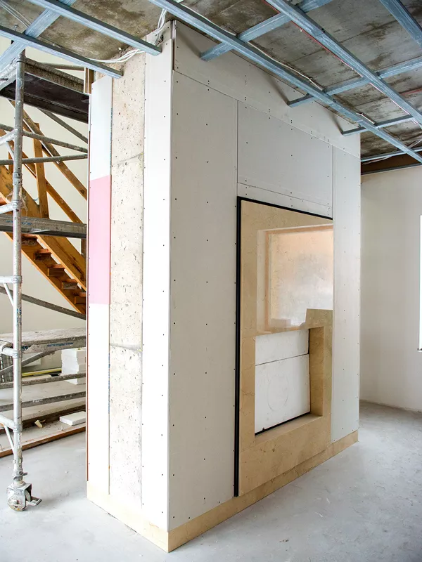 Bild zeigt einen Raum mit Gipswand und Deckenunterkonstruktion